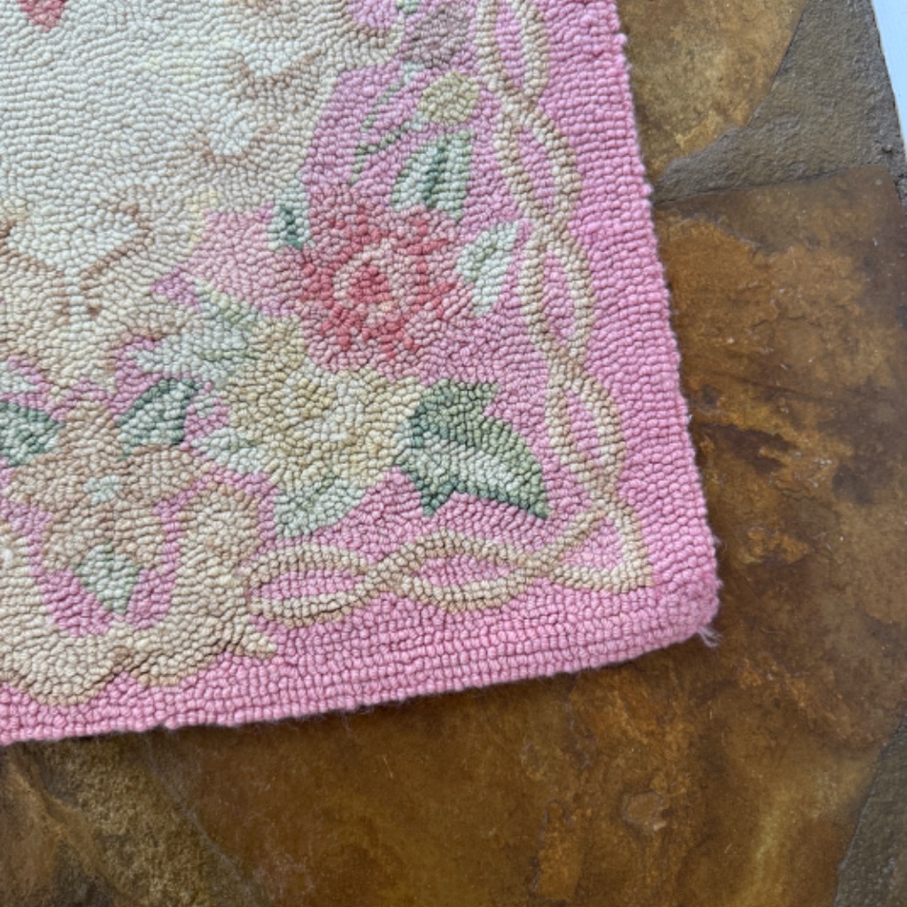 Small Light weight pink hooked rug - Picture 9 of 10